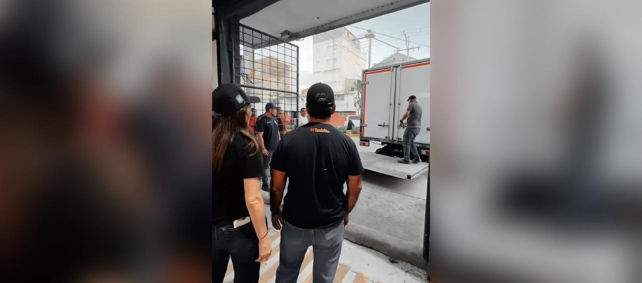 Alejandro Char y Katia Nule despachan el camión con la ayuda humanitaria a Venezuela.
