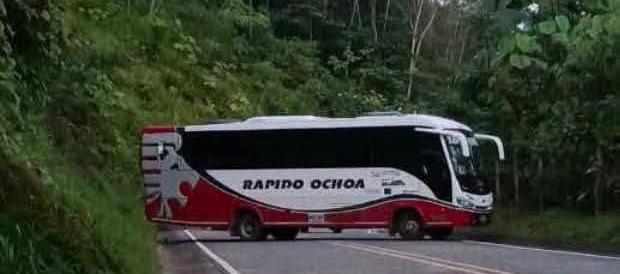 Bus bloqueando vía en el Chocó.