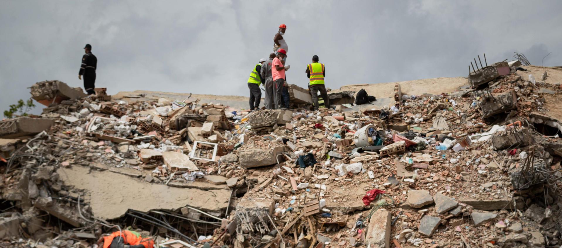 Voluntarios y rescatistas trabajan en un edificio derrumbado por el doble terremoto en Catia La Mar, en Venezuela. 