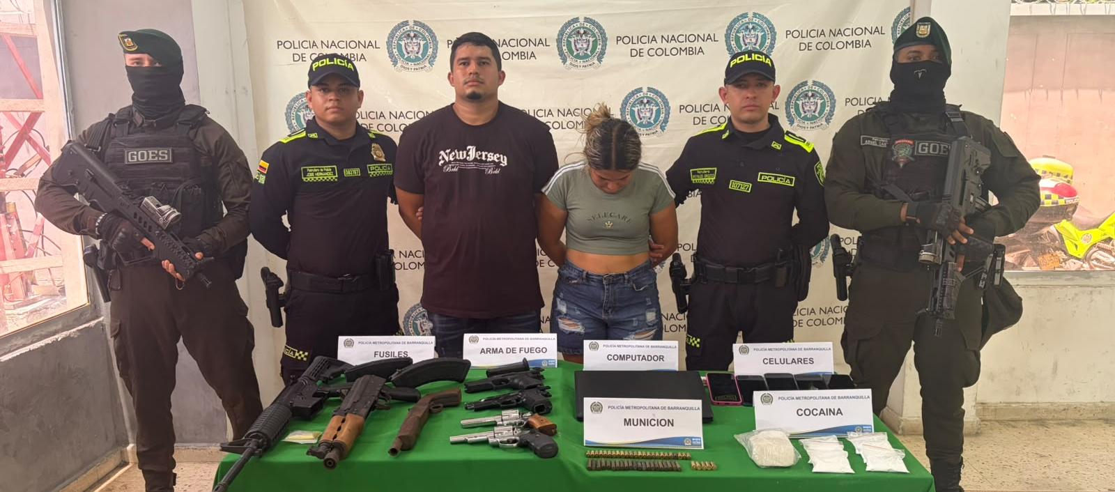 La pareja capturada junto con el arsenal de guerra incautado. 