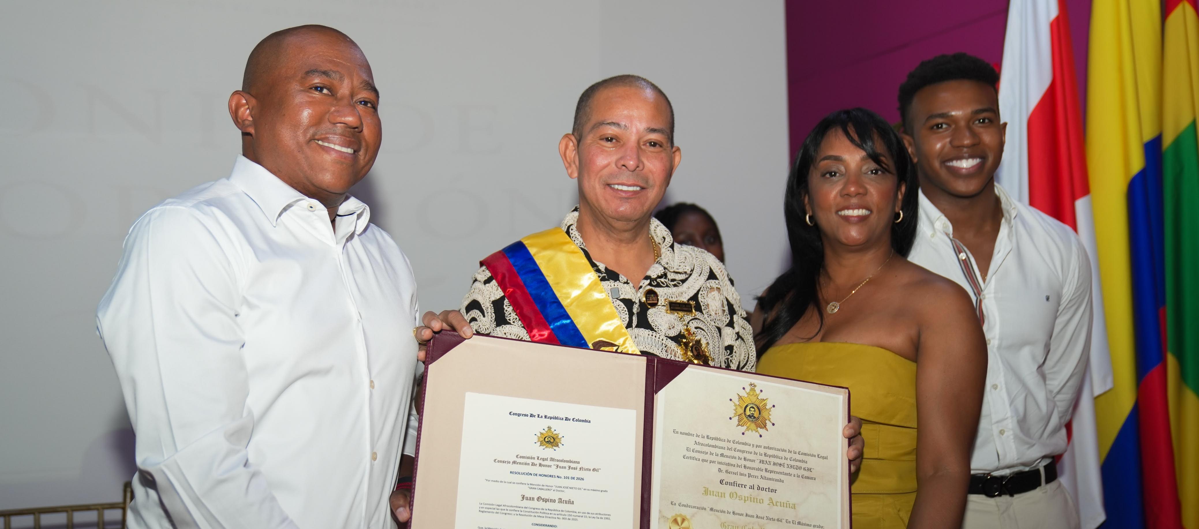 Juan Carlos Ospino, director de Carnaval de Barranquilla recibió el reconocimiento por parte del congresista Gersel Pérez. 