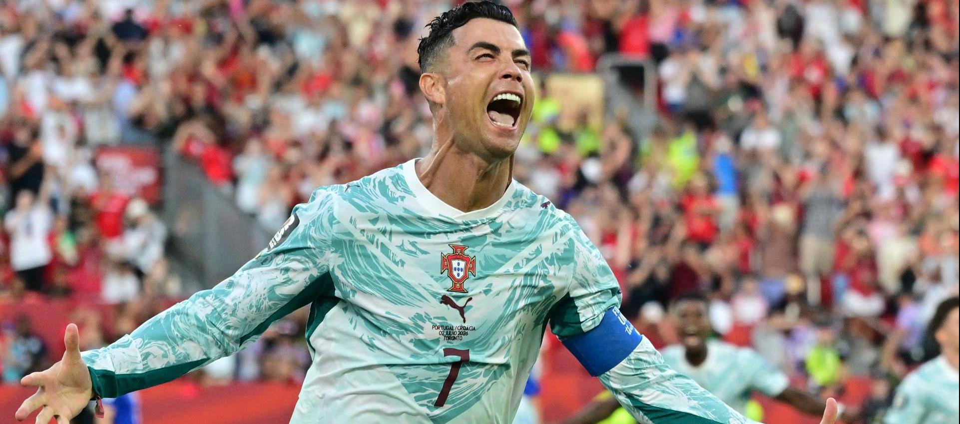 Cristiano Ronaldo, de Portugal, celebra tras marcar el primer gol
