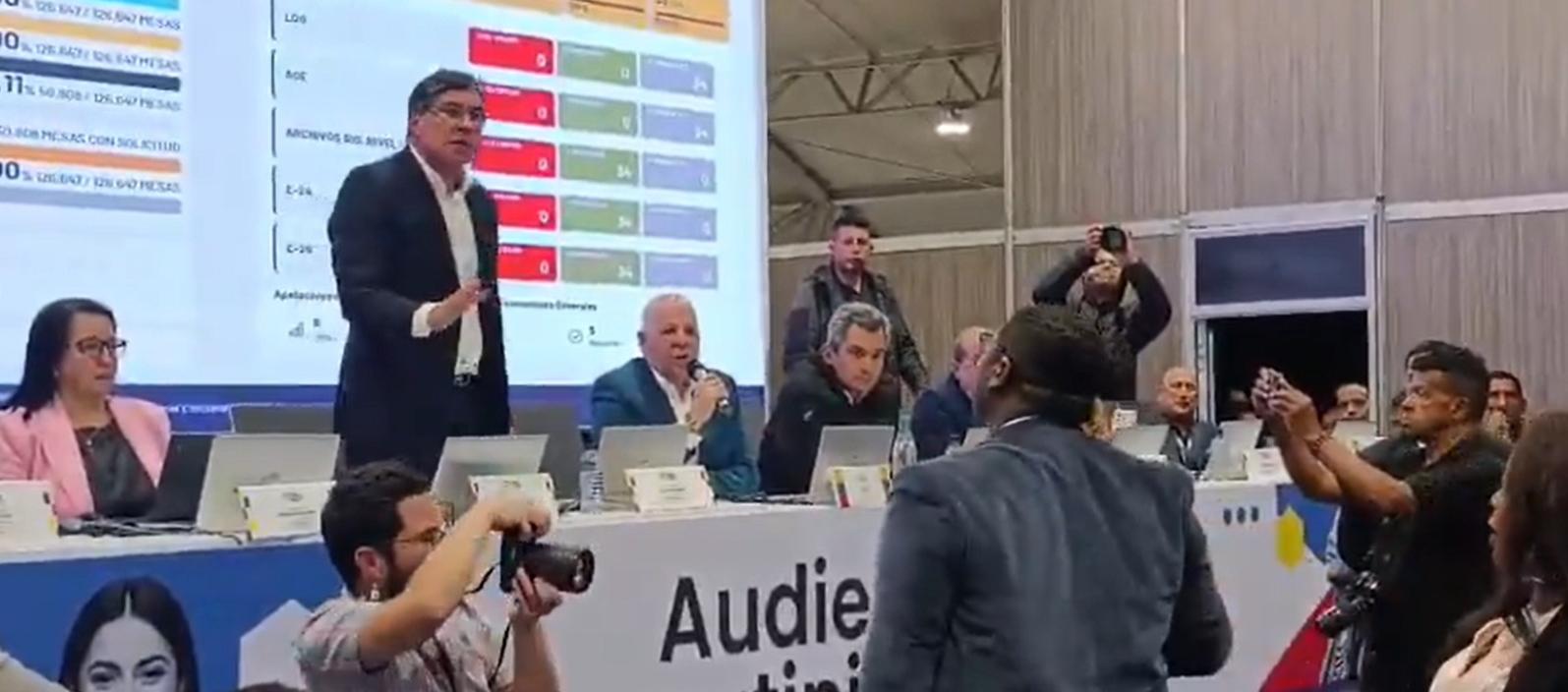 Cruce entre el magistrado Álvaro Hernán Prada y Oscar Benavides, del Movimiento Libres.