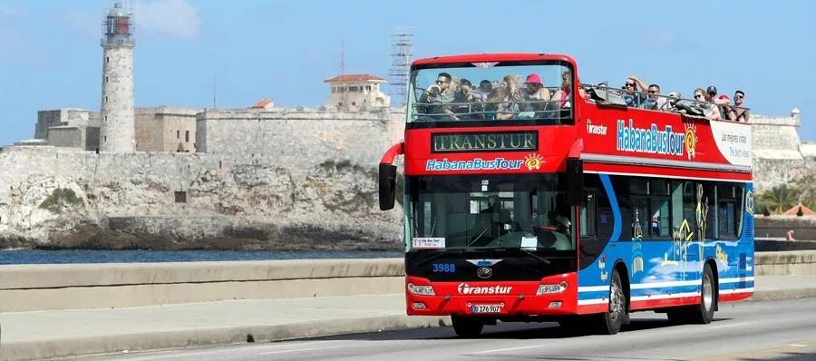 Bus turístico recorre el Malecón de La Habana. 