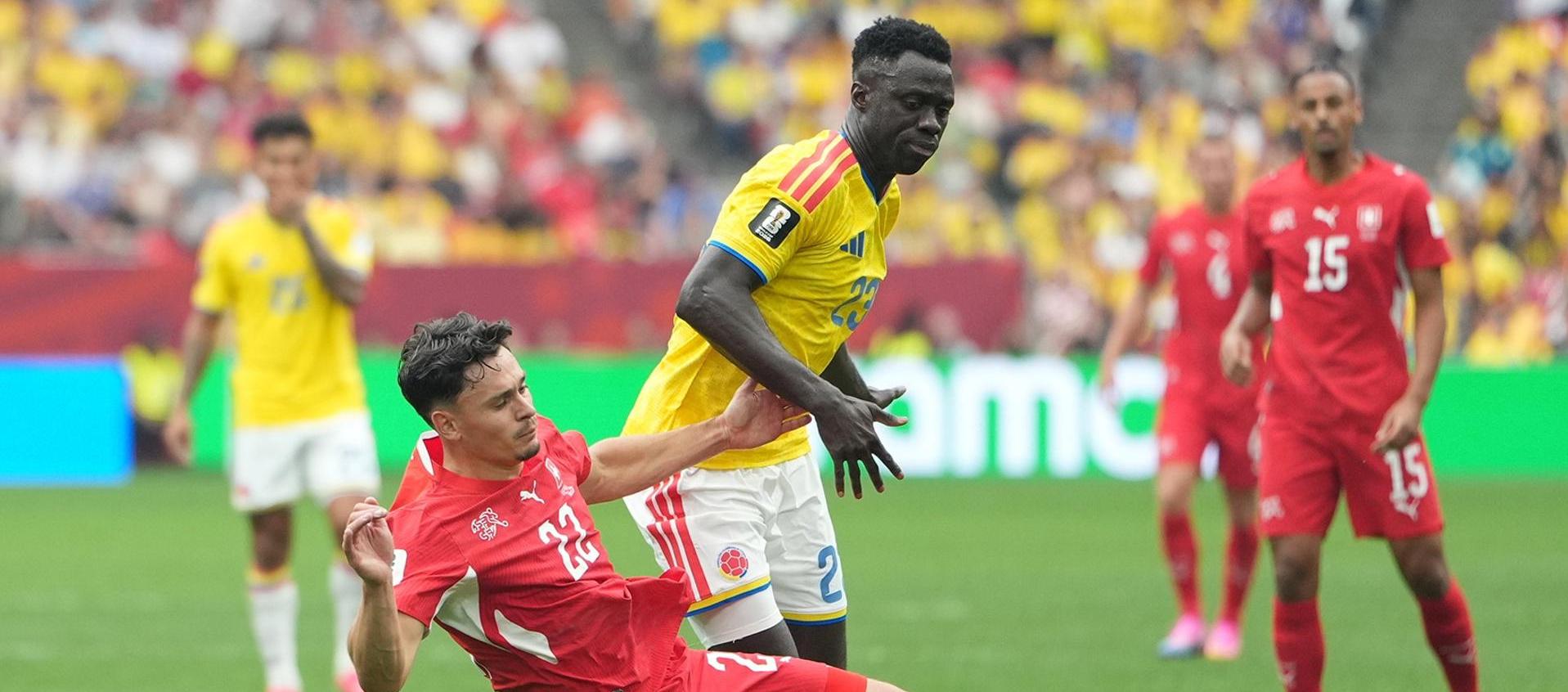 Davinson Sánchez  en una jugada del partido.