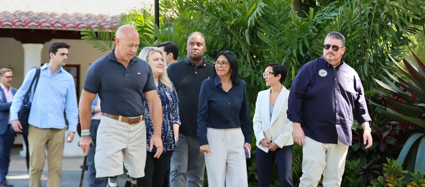 La presidenta encargada, Delcy Rodríguez junto a los miembros de la delegación de EE.UU.