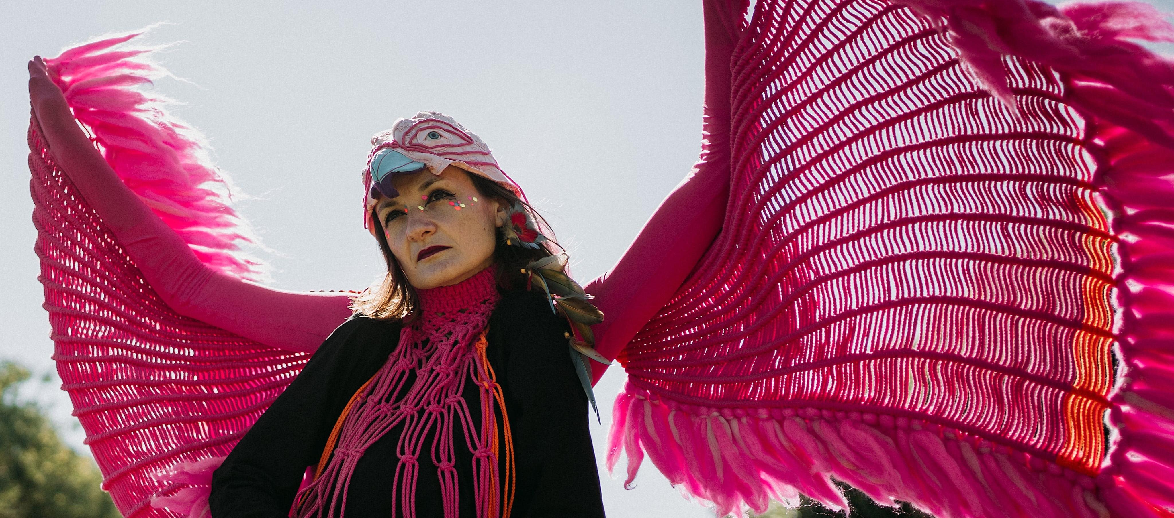Genifer Gerhardt, la brasilera que interpreta el performance ‘Mujer pájaro’.