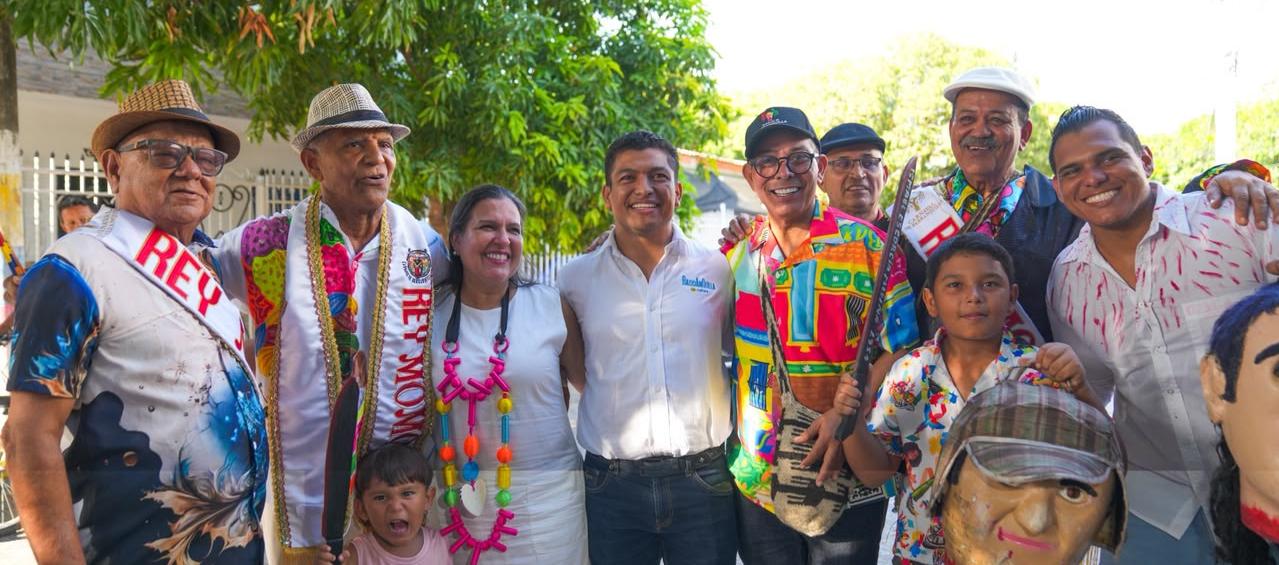 Directivos de Carnaval de Barranquilla, funcionarios y hacedores durante la inauguración de los 'Puntos de memoria'.