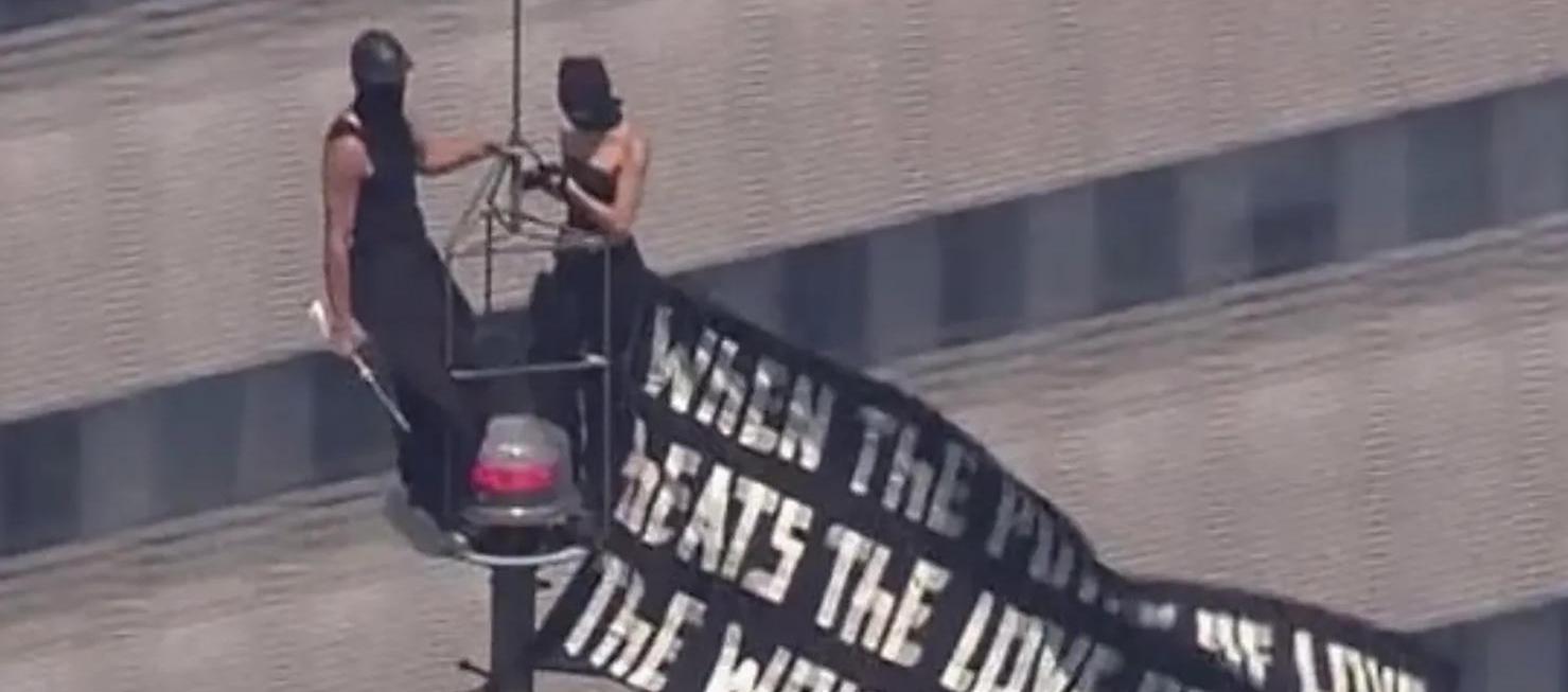 Dos personas que subieron sin permiso a la antena de la cima del Empire State Building.