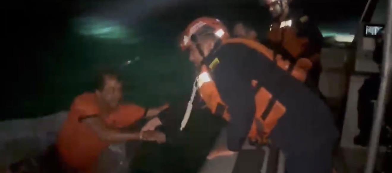 Momento en el que fueron rescatados dos los pescadores en San Andrés.