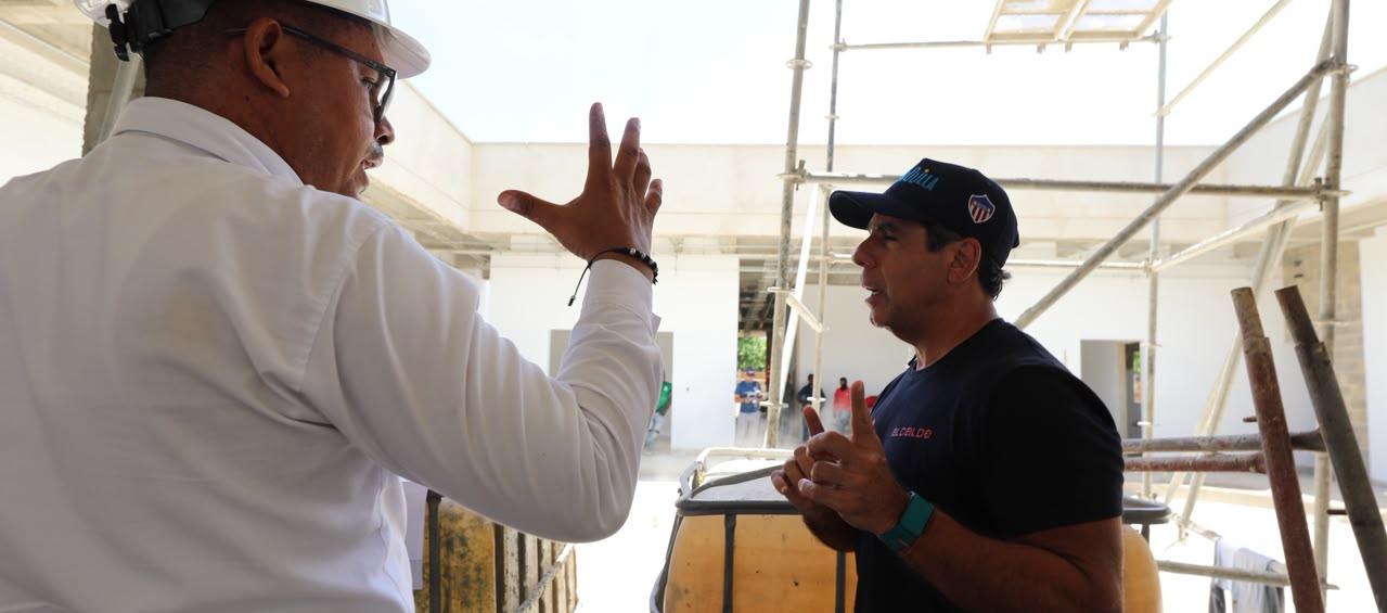 El alcalde Alejandro Char visitando obra de la estación de Caribe Verde.