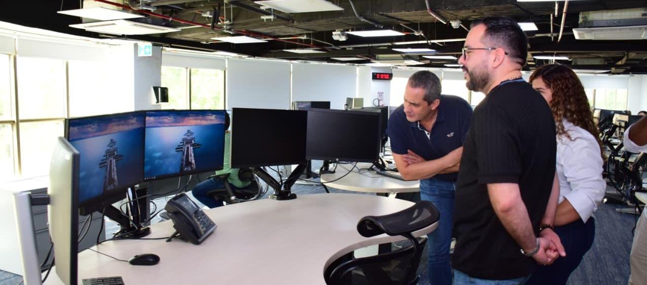 Edwin Palma, ministro de Minas y Energía, observando los trabajos en SPEC.
