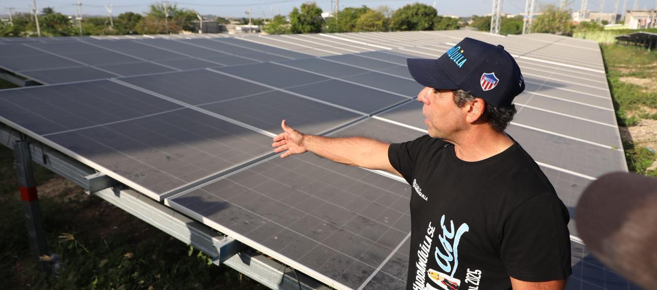 El alcalde Alejandro Char en la Comunidad Energética.