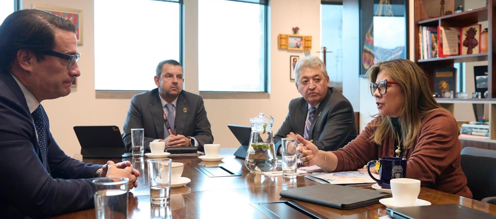 El ministro de Justicia designado, Iván Cancino, con la fiscal Luz Adriana Camargo.