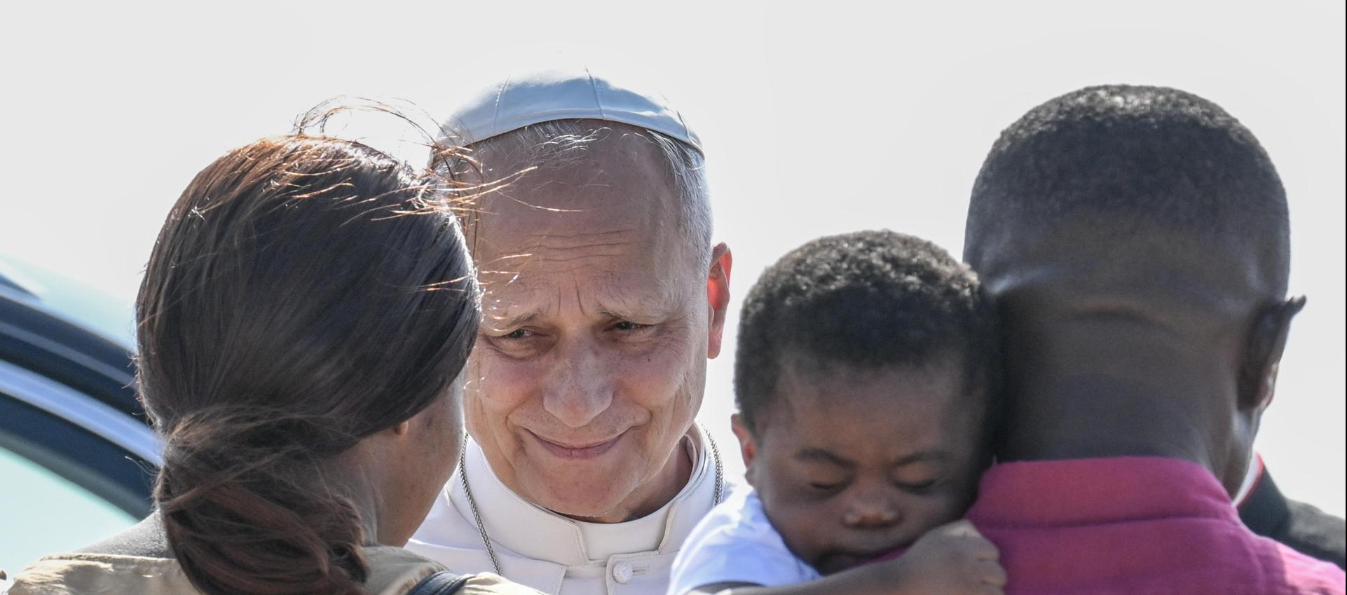 El Papa León XIV se reúne con personas de bajos recursos y migrantes.