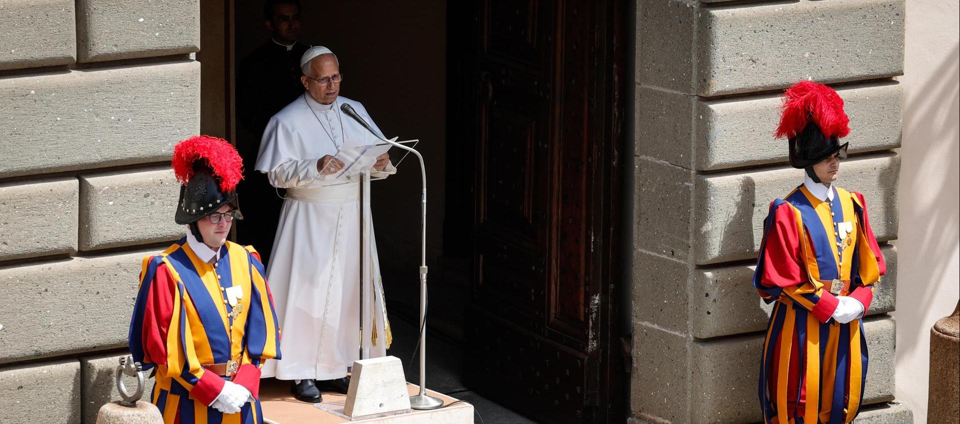 El Papa durante del rezo del Ángelus este domingo en Castel Gandolfo.