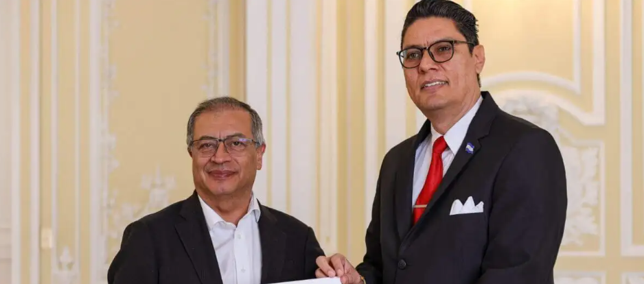 El Presidente Gustavo Petro junto al exembajador de Nicaragua en Colombia, Harold Delgado.