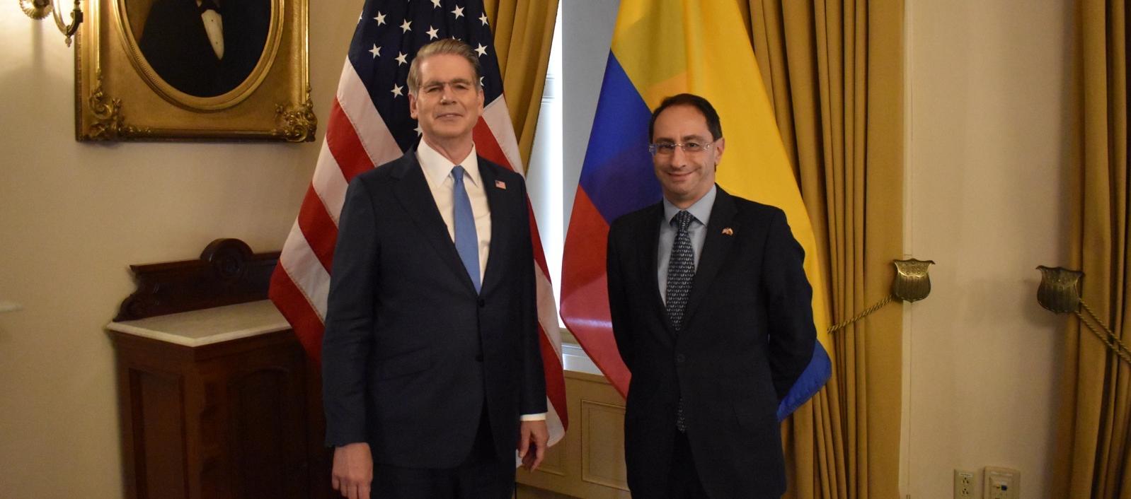 El secretario del Tesoro de Estados Unidos, Scott Bessent junto al vicepresidente electo, José Manuel Restrepo.