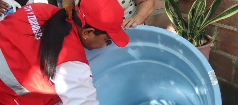 La eliminación de criaderos de mosquito permite reducir riesgos de contraer el dengue. 