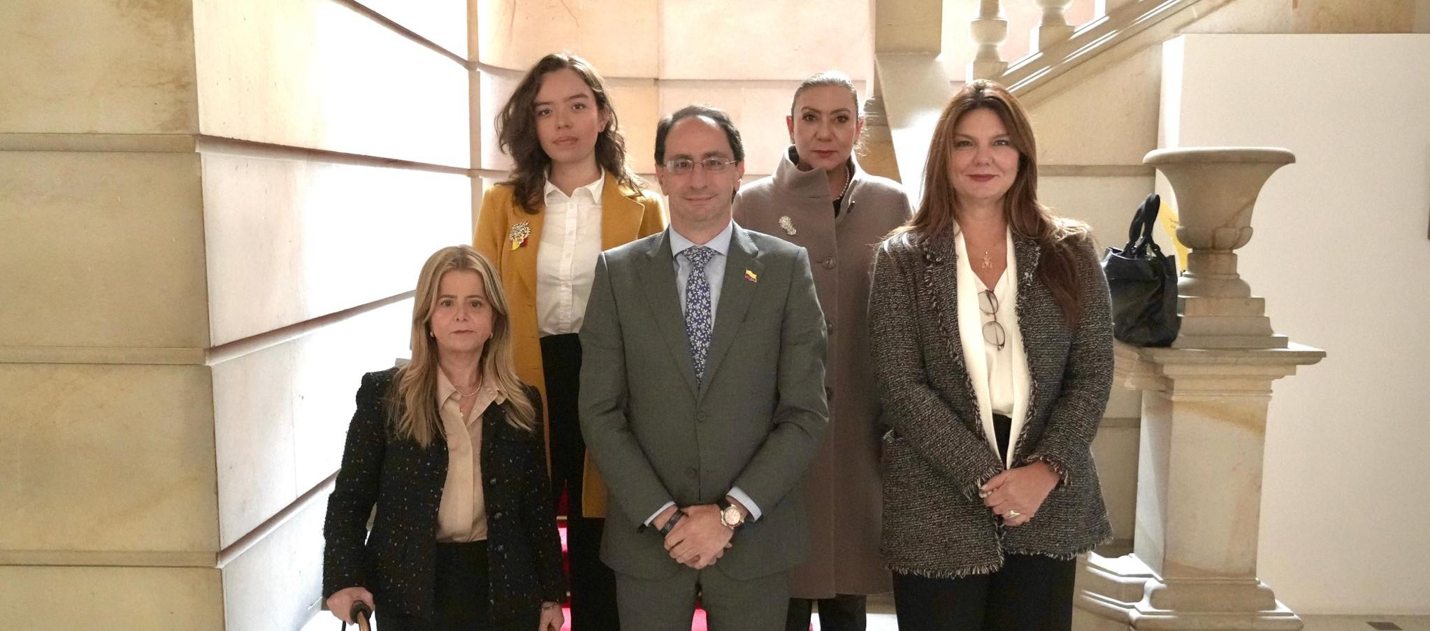 Elsa Noguera con el equipo de Comisión de Empalme de Abelardo De La Espriella.
