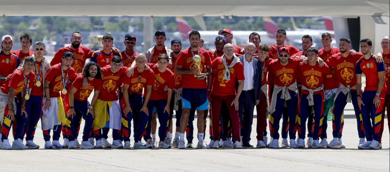 Los jugadores de España y el cuerpo técnico.