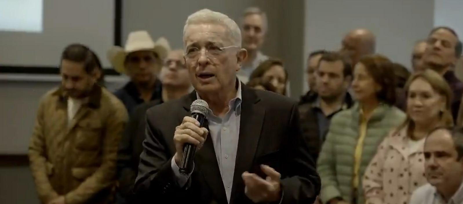 Expresidente Uribe durante su intervención en la rueda de prensa de la bancada del Centro Democrático.