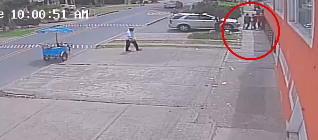 Escena donde trasladan a la mujer a un vehículo. 