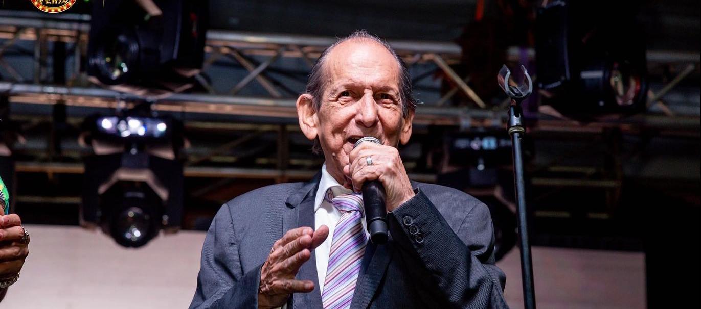 Perucho Navarro durante su concierto en la Feria de las Flores de Medellín, en 2023.