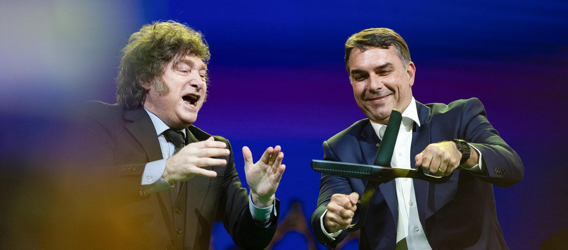 Flávio Bolsonaro y Javier Milei, durante la convención nacional del Partido Liberal de Brasil. 