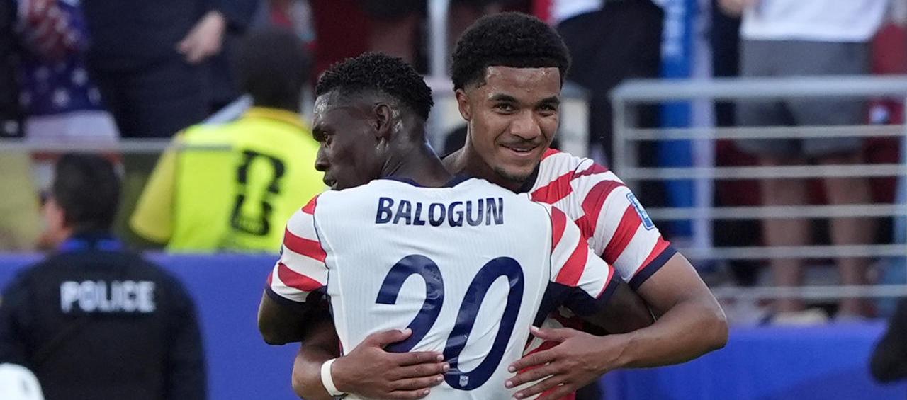 Folarin Balogun y Malik Tillman de Estados Unidos celebran el primer gol 