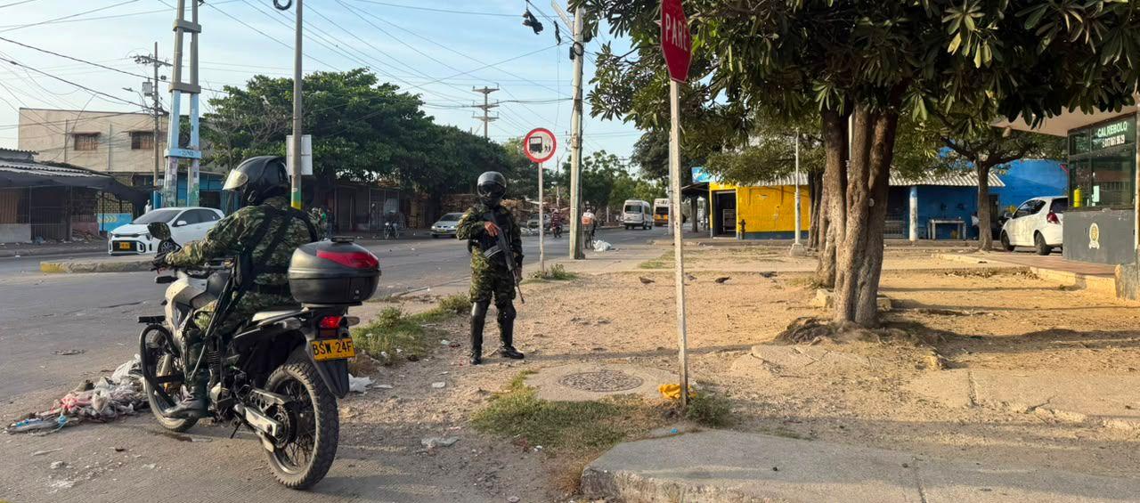 Fuerza Pública en el sector de Barranquillita.