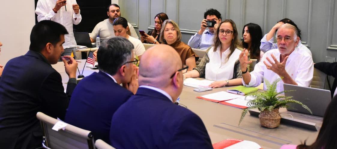 El Gobernador del Atlántico, Eduardo Verano, con los delegados del Departamento de Estado. 