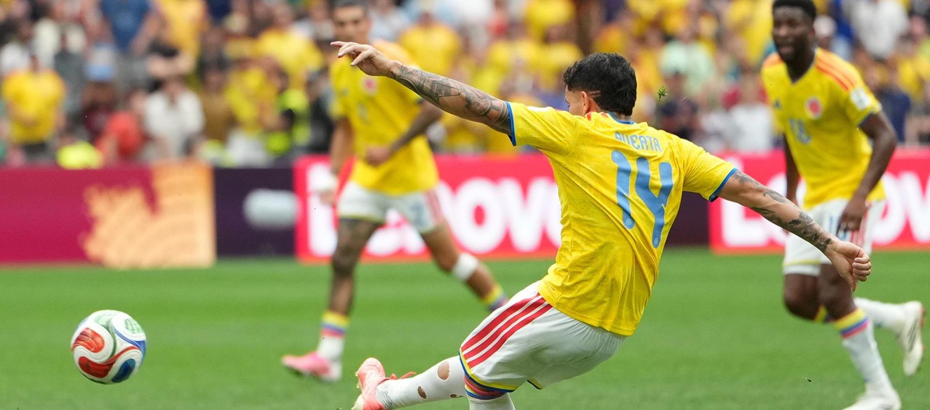 Gustavo Puerta, en una jugada del partido ante Suiza.