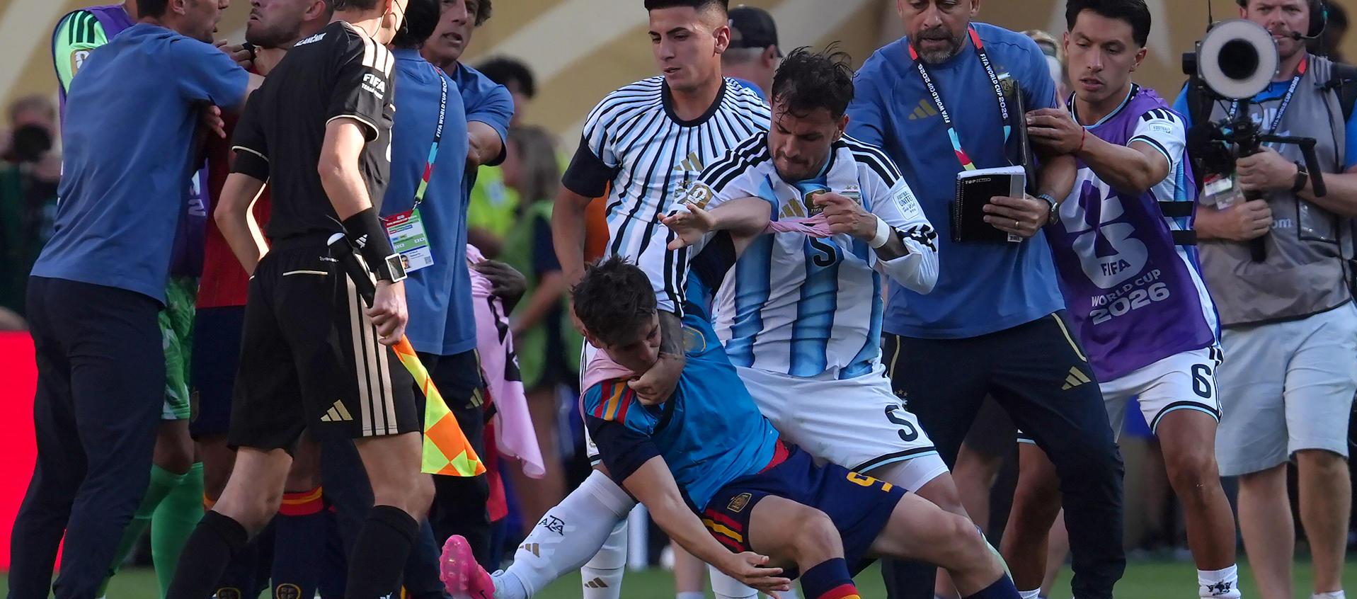 Momento de la agresión a los jugadores de España. 