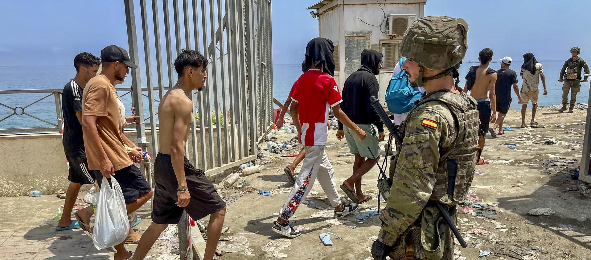 Inmigrantes regresan a pie a Marruecos.