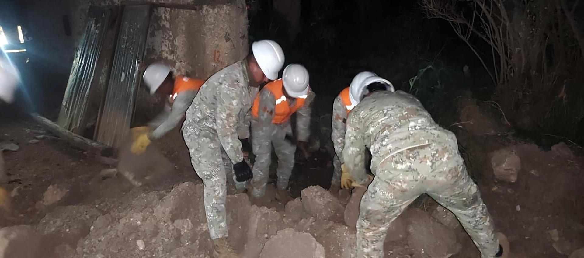 Integrantes de las Fuerzas Armadas removiendo escombros tras un sismo en la provincia de Chupaca.