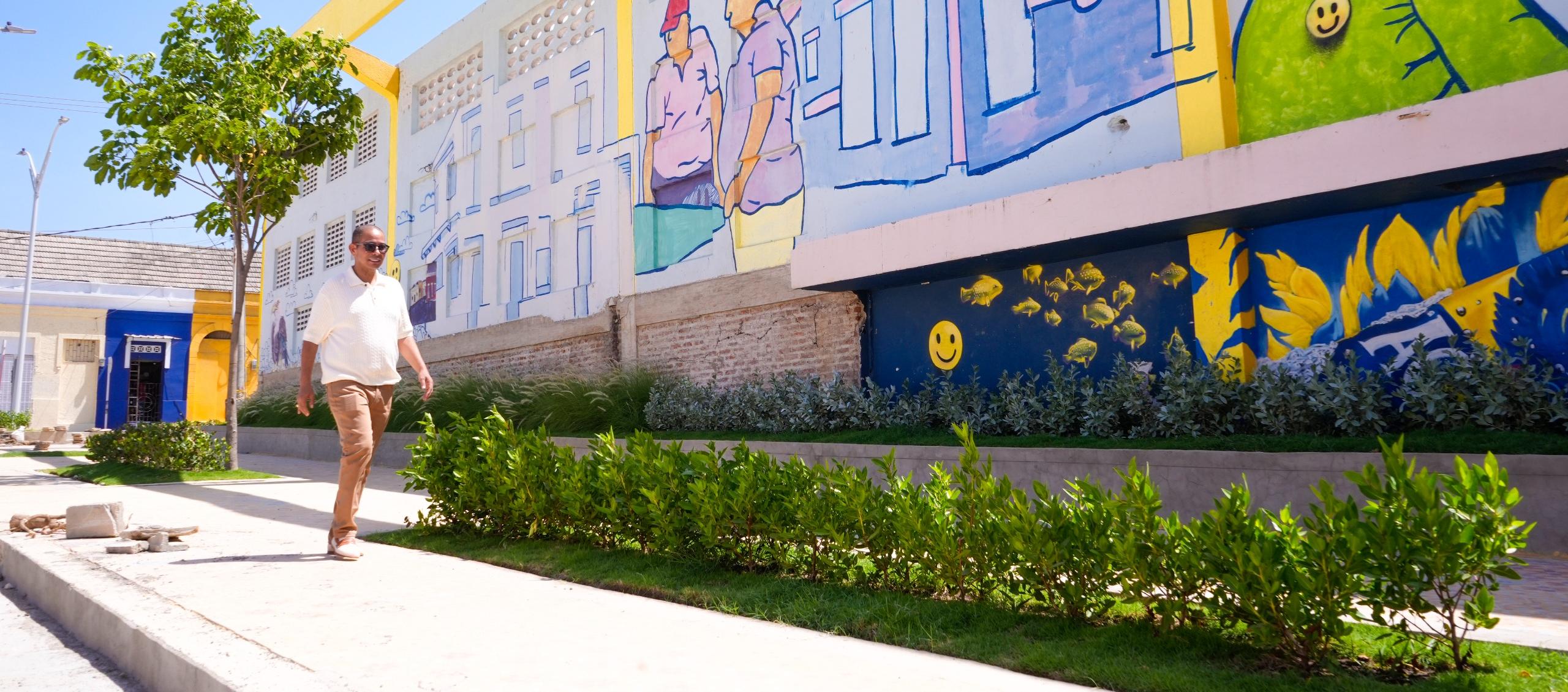 Juan Carlos Ospino, director de Carnaval de Barranquilla S.A.S., en un recorrido por la obra.