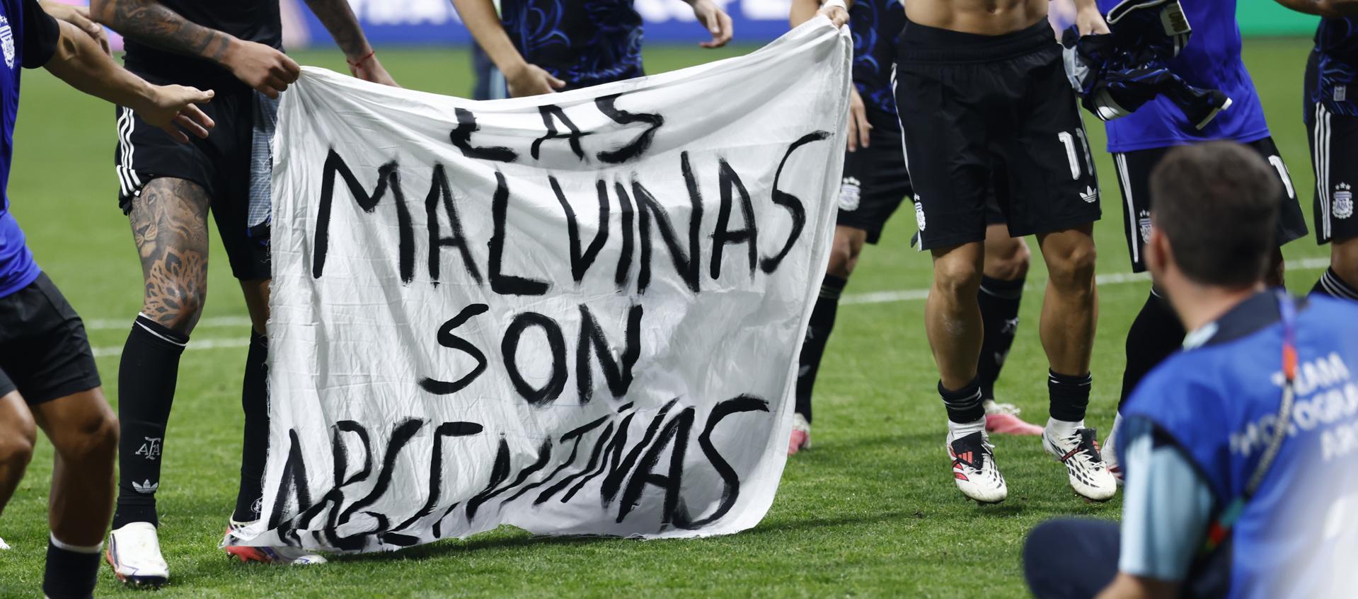 Jugadores argentinos con bandera reivindicando Las Malvinas.