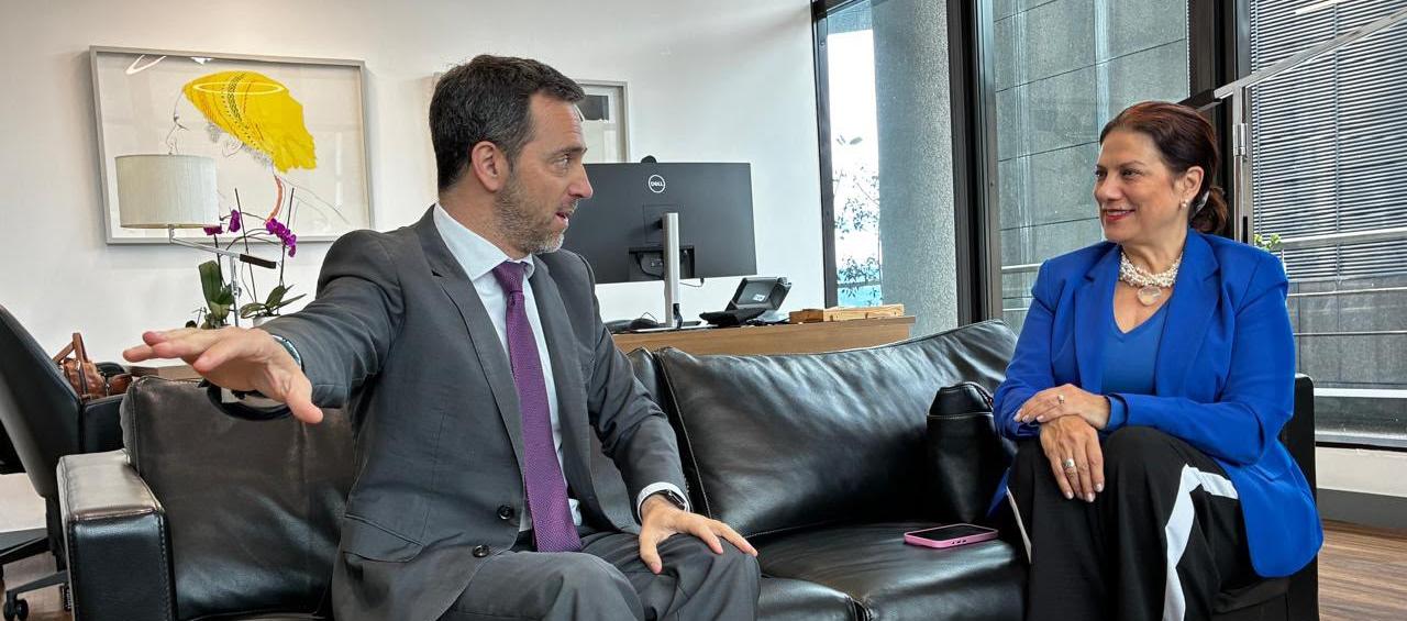 La MinTIC designada con el representante del Banco Interamericano de Desarrollo (BID) en Colombia.