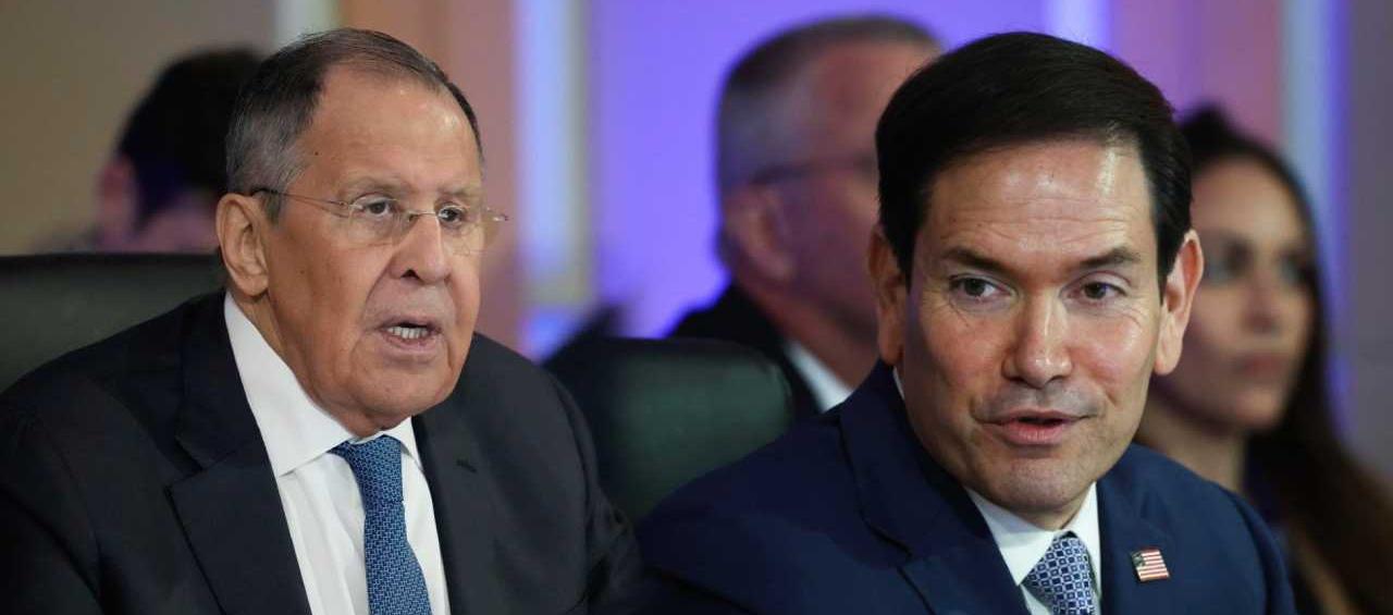 El ministro de Exteriores de Rusia, Serguéi Lavrov, y el secretario de Estado de EE.UU., Marco Rubio.