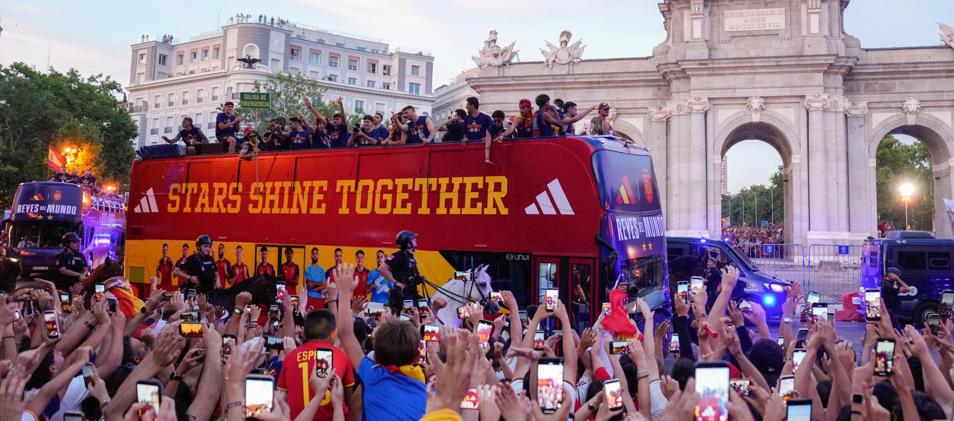 La selección española por la calles de Madrid este lunes. 