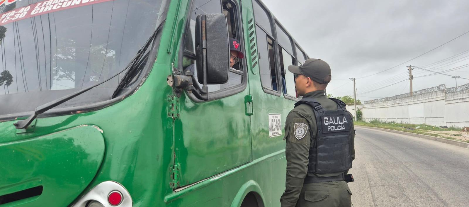 Los uniformados entregan recomendaciones de autoprotección a transportadores y comerciantes. 