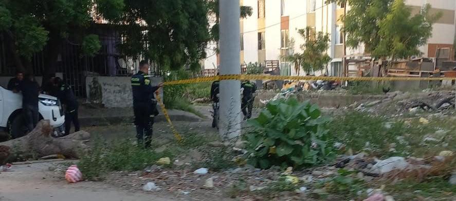 La Policía acordonó el área donde fue hallado el cuerpo. 