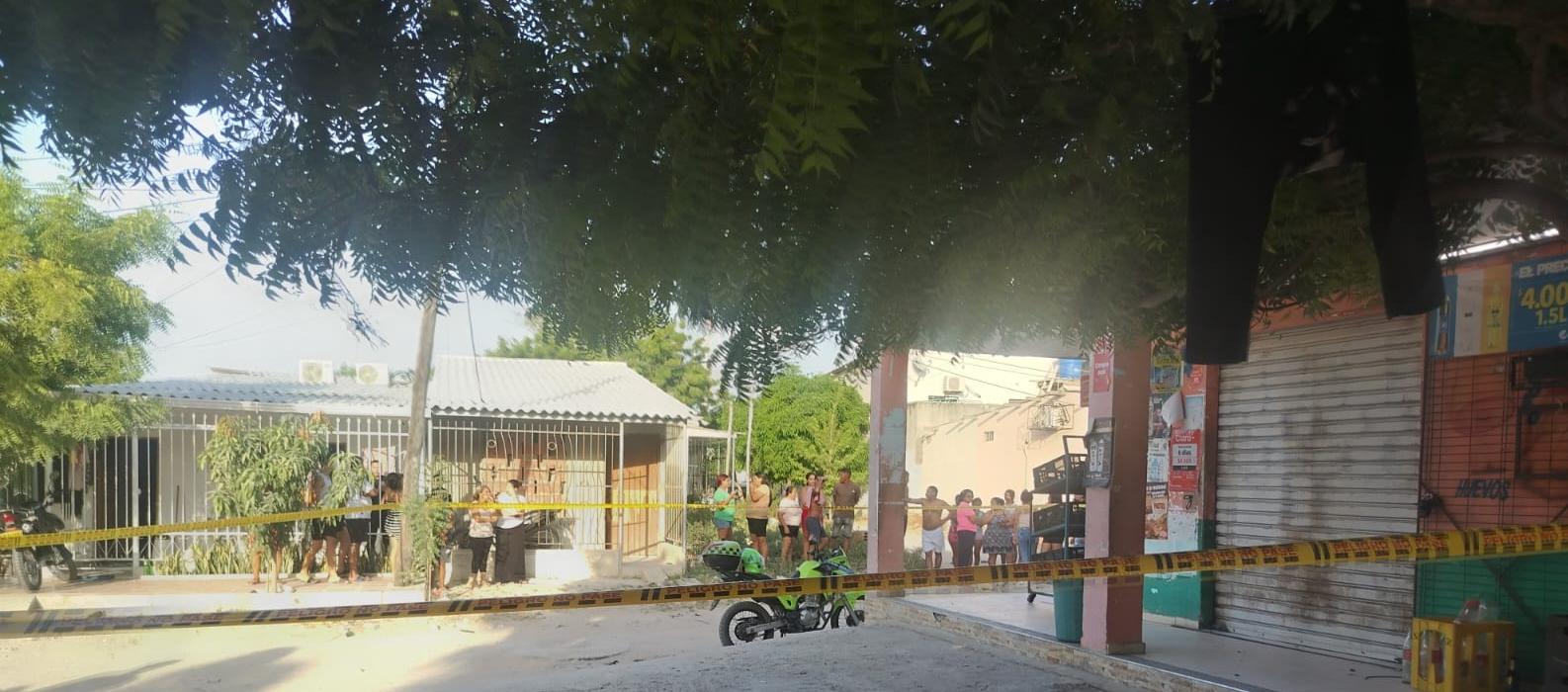 La Policía acordonó el área donde se presentó el crimen. 