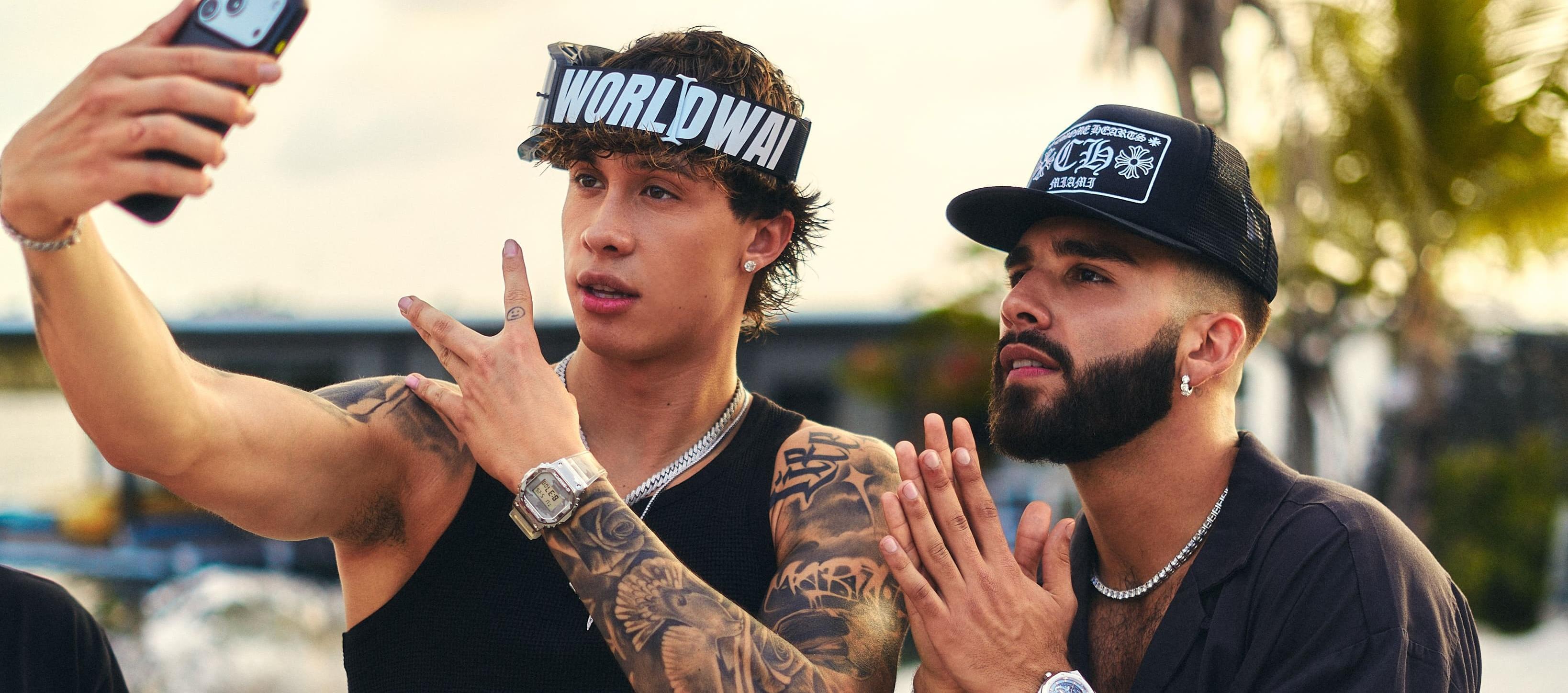 El cantante colombiano Manuel Turizo junto al chileno Martin White.