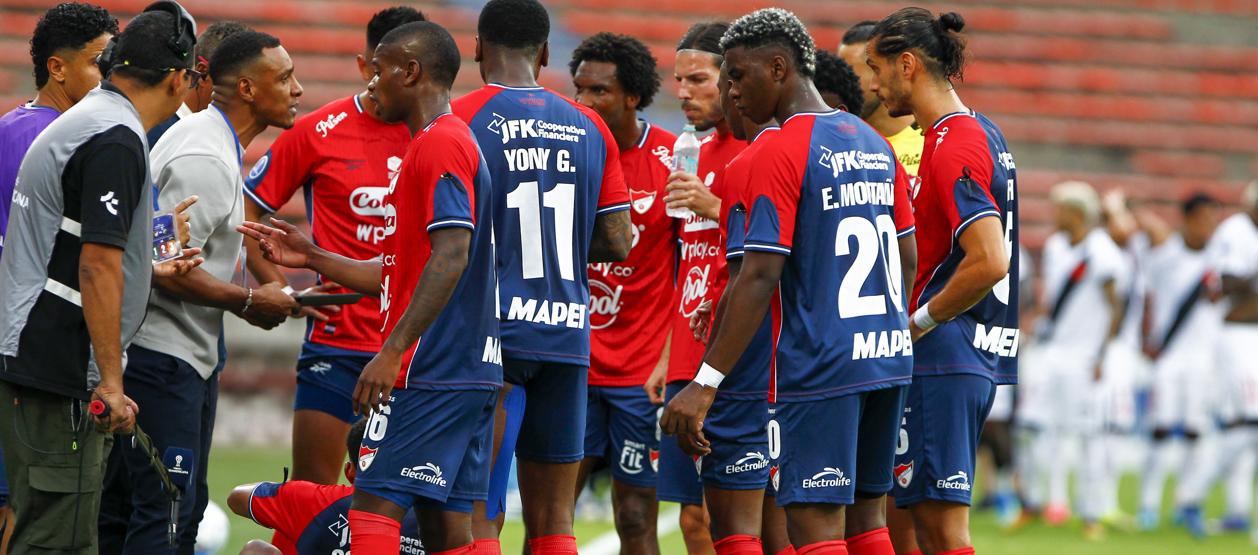 Luis Amaranto Perea con los jugadores del DIM.