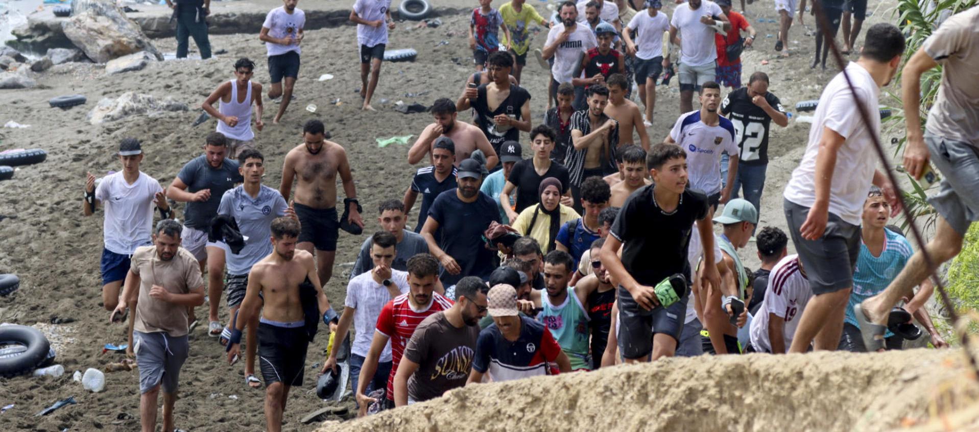 Migrantes accediendo a territorio español.