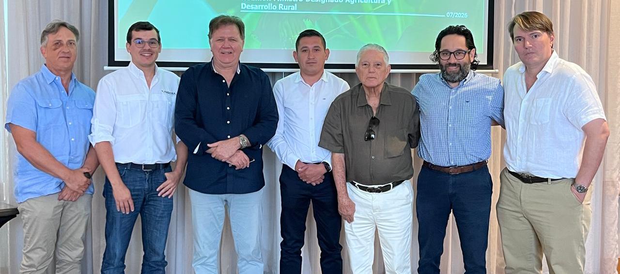 El ministro de Agricultura designado, Indalecio Dangond, con el gremio bananero. 