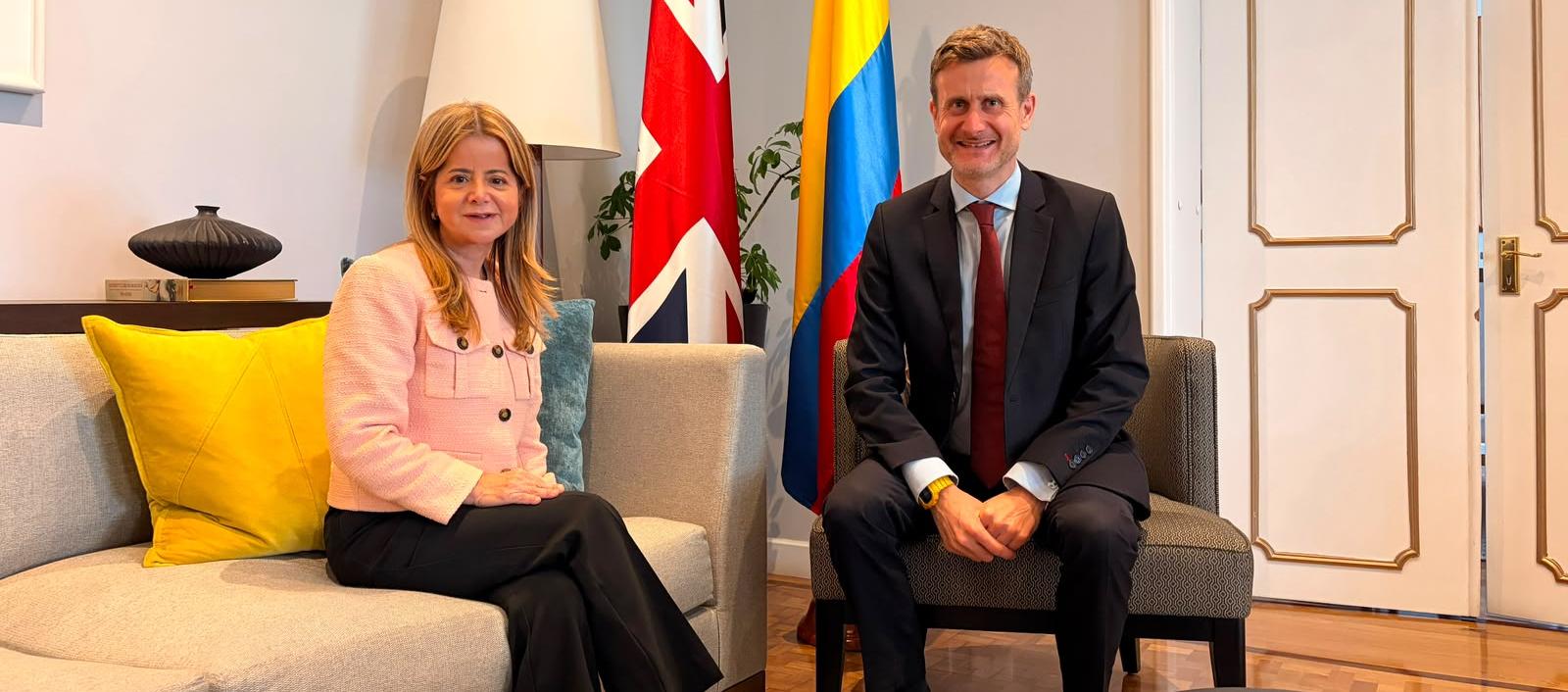 La Ministra de Transporte designada, Elsa Noguera, y el embajador del Reino Unido en Colombia, George Hodgson.