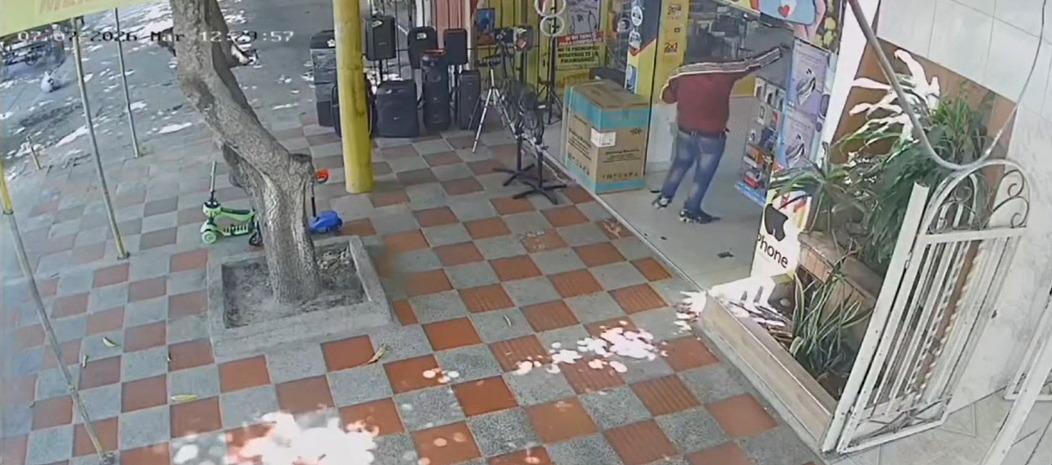 Momento en que el extorsionista realizó los disparos al negocio. 